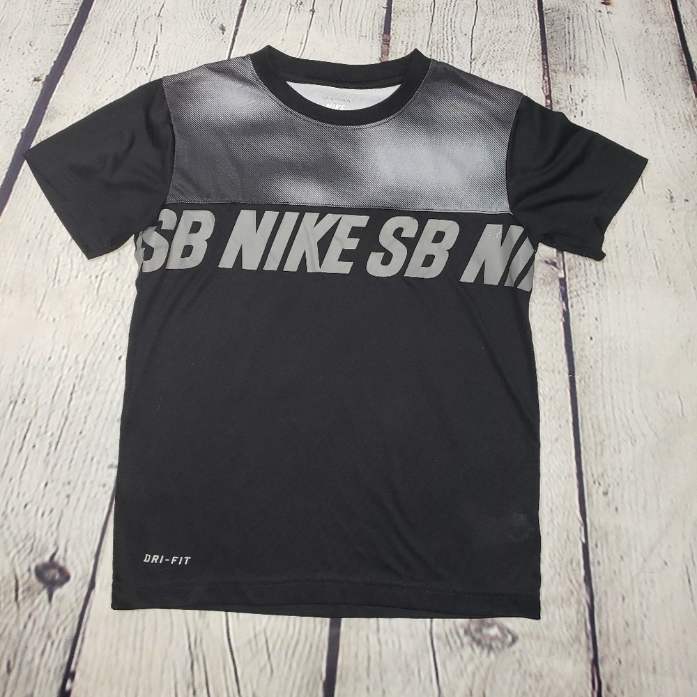 Nike boys skate boarding tshirt